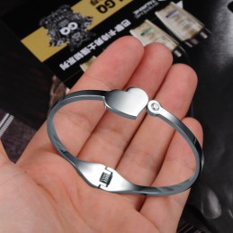 Kendt For Sin Fine Kvalitets Titanium Armbånd Til Kvinder Med Hjerteformet Læder