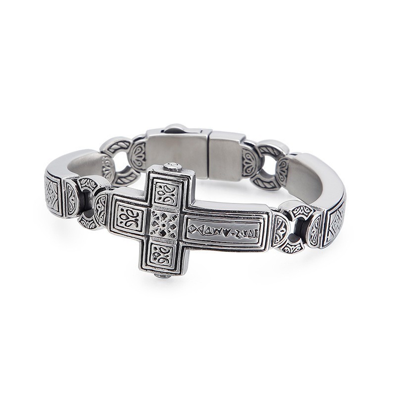 Chic Herrearmbånd Med Bøjet Kors I Titanium Chic Herrearmbånd Med Bøjet Kors I Titanium