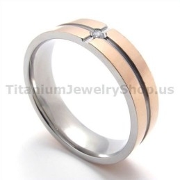 Gylden Titaniumring Med Diamant