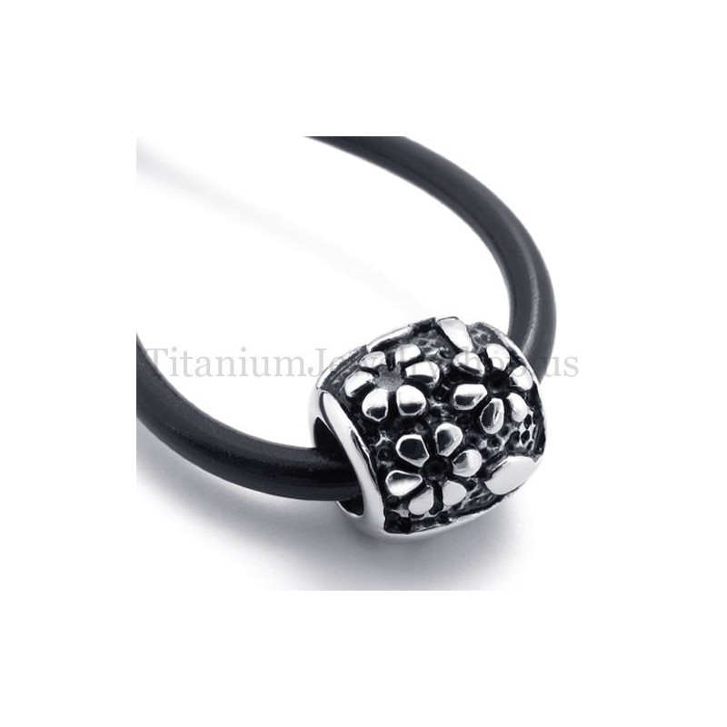 Ellipsformet Titaniumvedhæng Med Blomster Og Heldperler