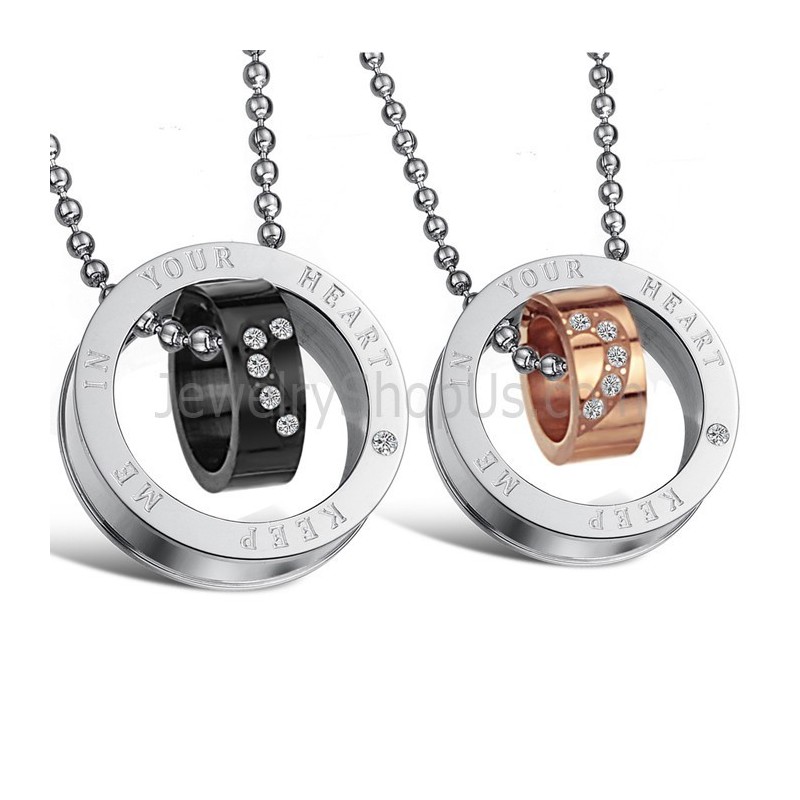 Titanium Rosaguld Og Sorte Ringe "Keep Me In Your Heart" Elskervedhæng Med Rhinsten Og Gratis Kæder C673 Titanium Rosaguld Og Sorte Ringe "Keep Me In Your Heart" Elskervedhæng Med Rhinsten Og Gratis Kæder C673
