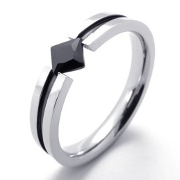 Moderigtig Sort Ædelstensring I Titanium