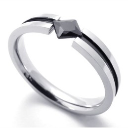 Moderigtig Sort Ædelstensring I Titanium