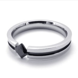 Moderigtig Sort Ædelstensring I Titanium